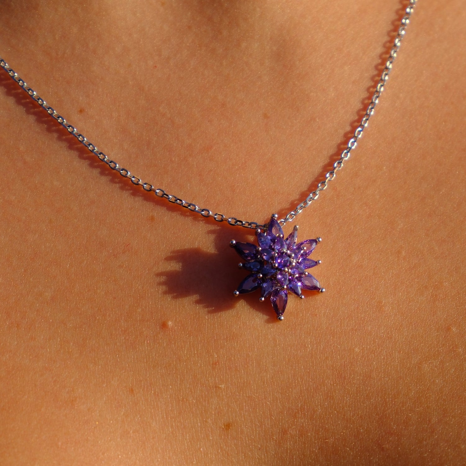 LOTHEA VIOLET | 925 Ayar Gümüş Mor Taşlı Lotus Çiçek Formlu Kolye