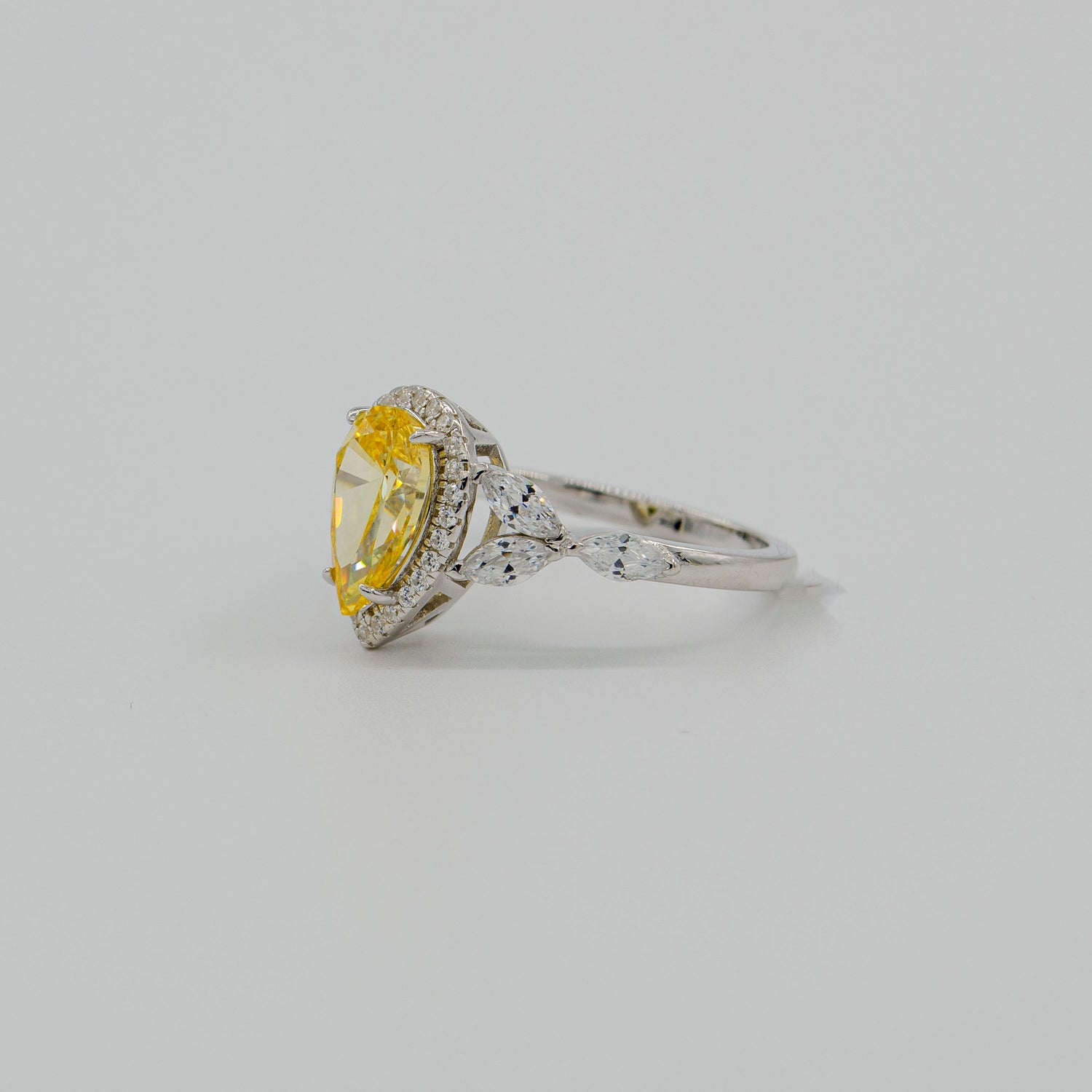 AMBER GLOW | 925 Ayar Gümüş Sarı Damla Kesim (Pear Cut) Halo Tektaş Yüzük