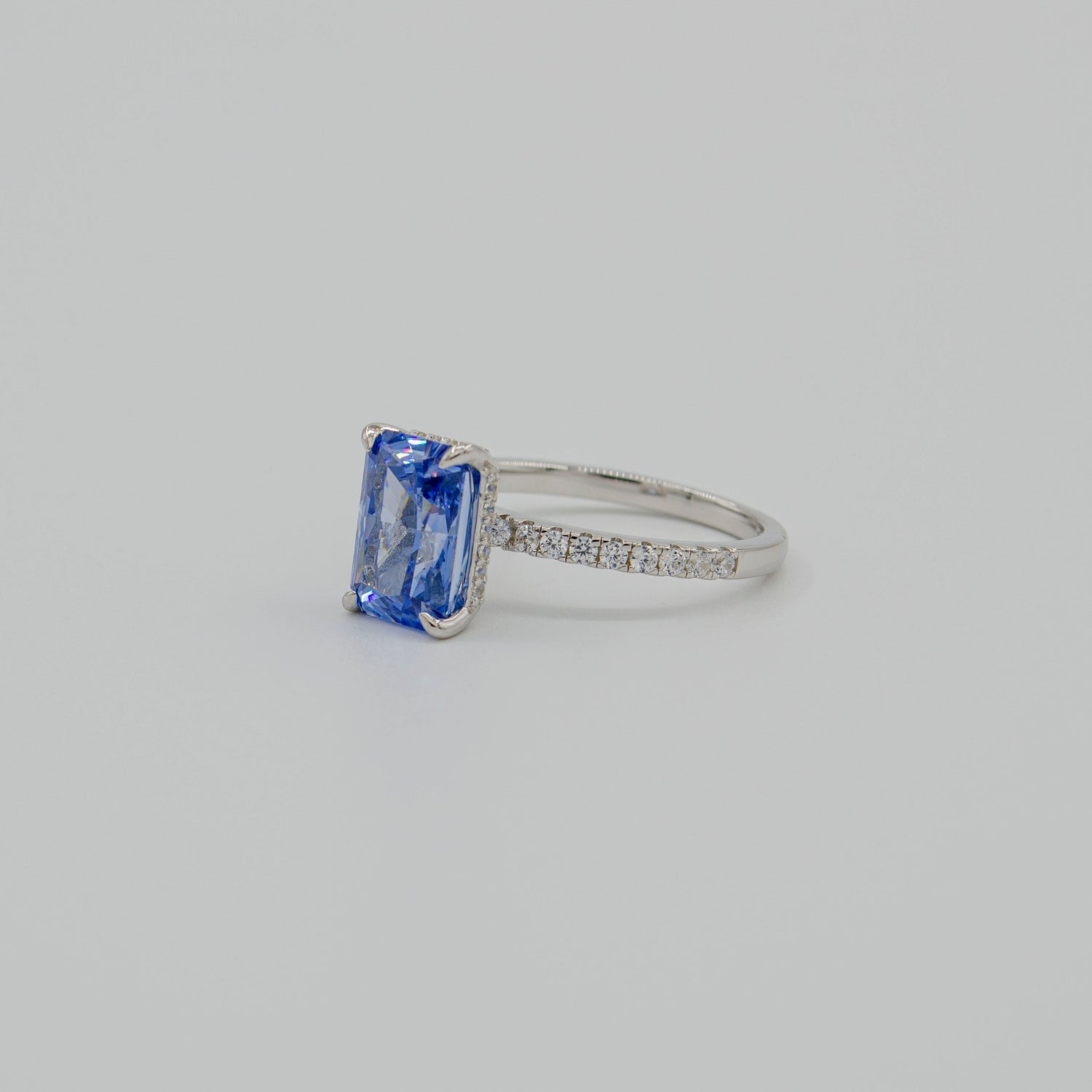 SAPPHIRE FALLS | 925 Ayar Gümüş Safir Mavisi Zümrüt Kesim (Emerald Cut) Tektaş Yüzük